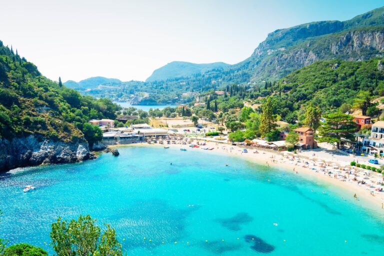 Turkisblått hav ved Paleokastritsa Beach på Korfu.