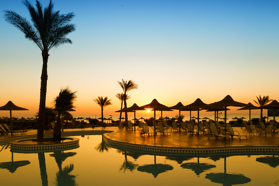 Vakker soloppgang over Rødehavet fra bassengkanten til hotell i Hurghada