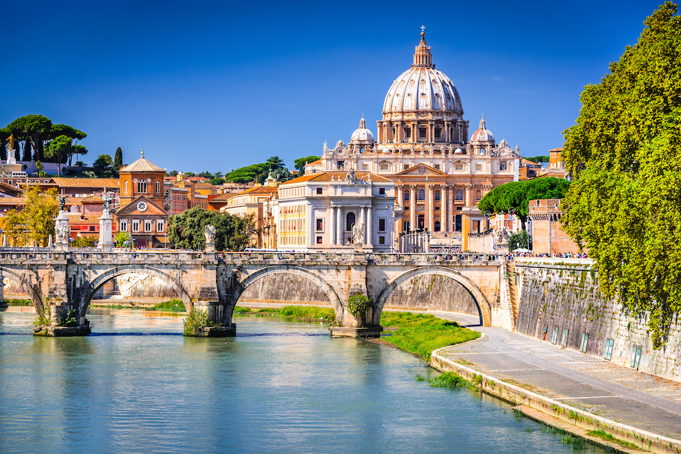 Peterskirken ligger i Vatikanstaten. Roma. Italia