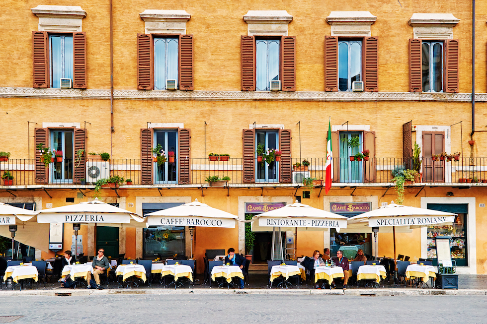 Mat og drikke hører med mens man titter på livet fra en at Romas mange uterestauranter.