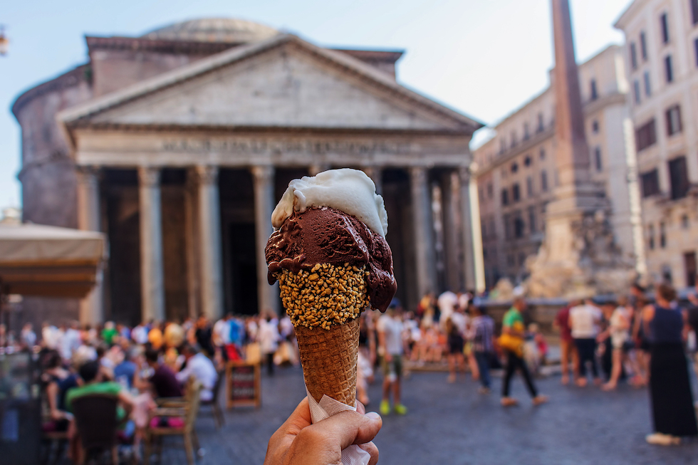 Iskrem på plassen foran Pantheon, Roma.