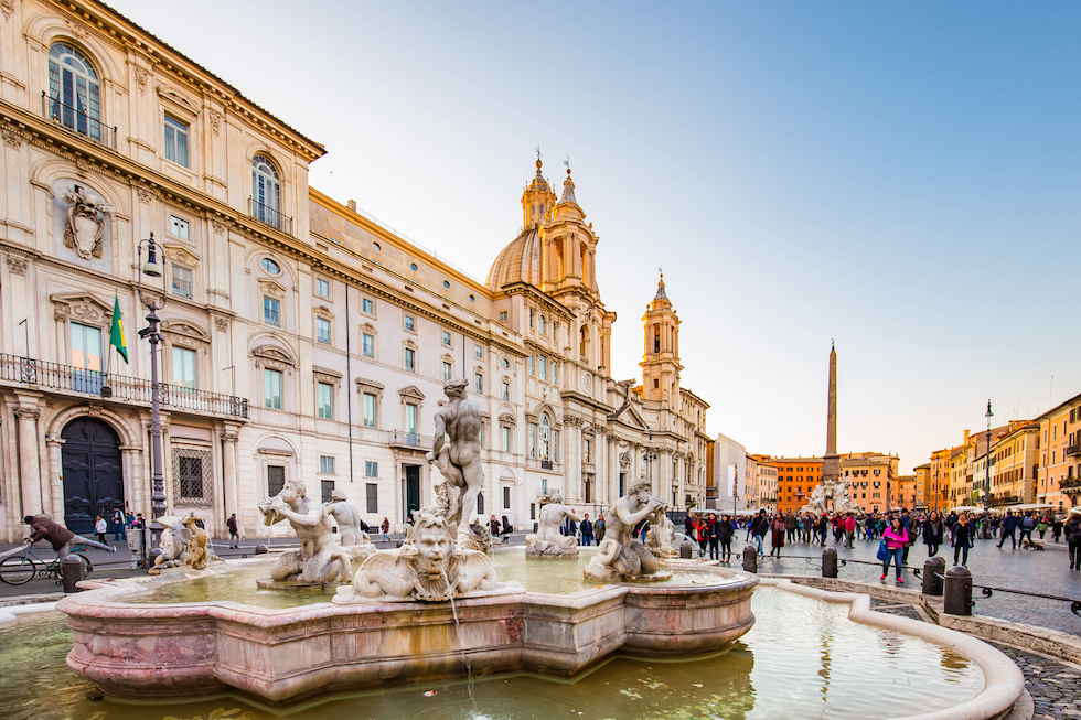 Piazza Navona er en av Romas kjente og kjære plasser med folkeliv, fontener, kirker og et stort utvalg kafeer.