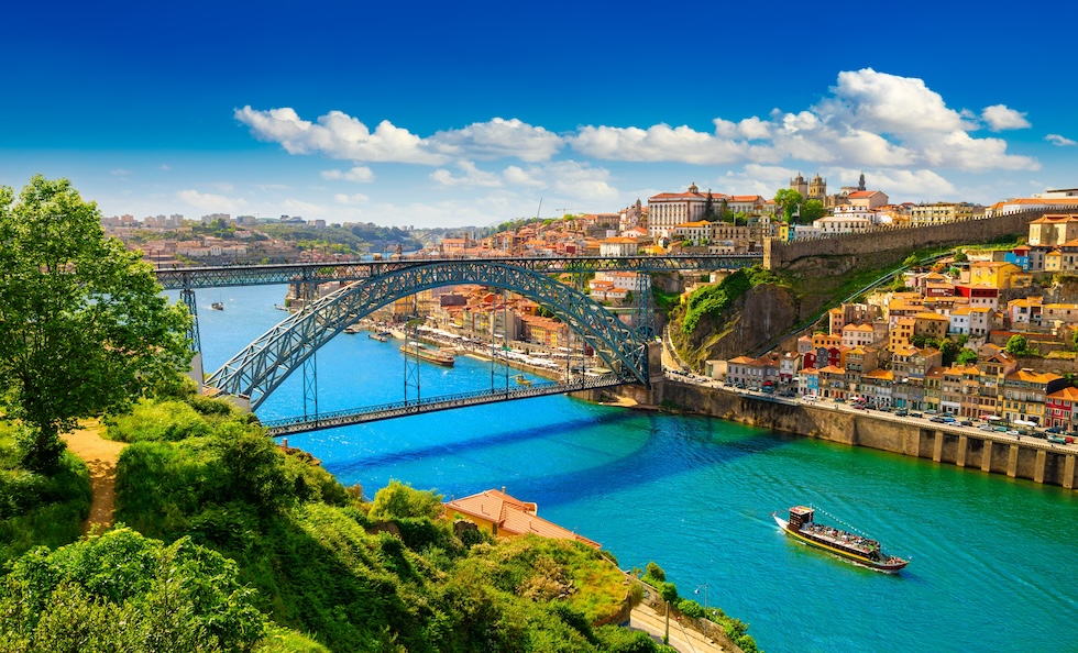 Porto ligger ved elven Douro, og er minst like fargerik og sjarmerende som hovedstaden.