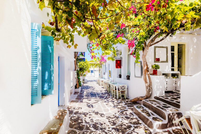 Vakker gate på øya Paros, Hellas
