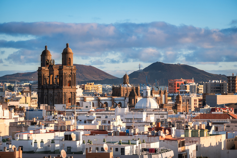 Las Palmas på Gran Canaria er en pulserende storby med flott strand midt i byen.