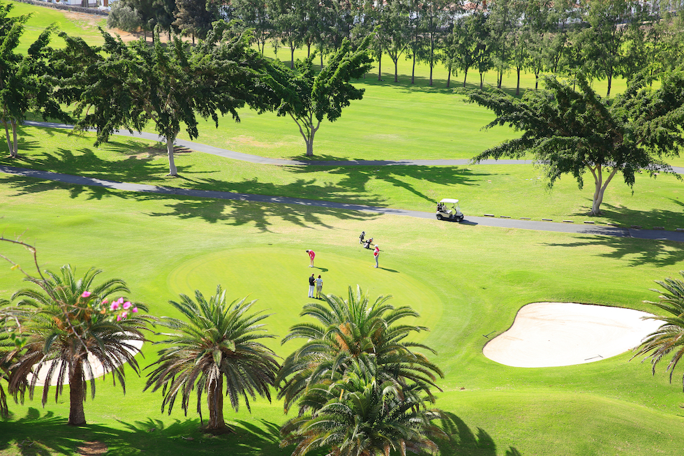Gran Canaria har mange Golfbaner. Om du vil kan du bo like ved en av dem.