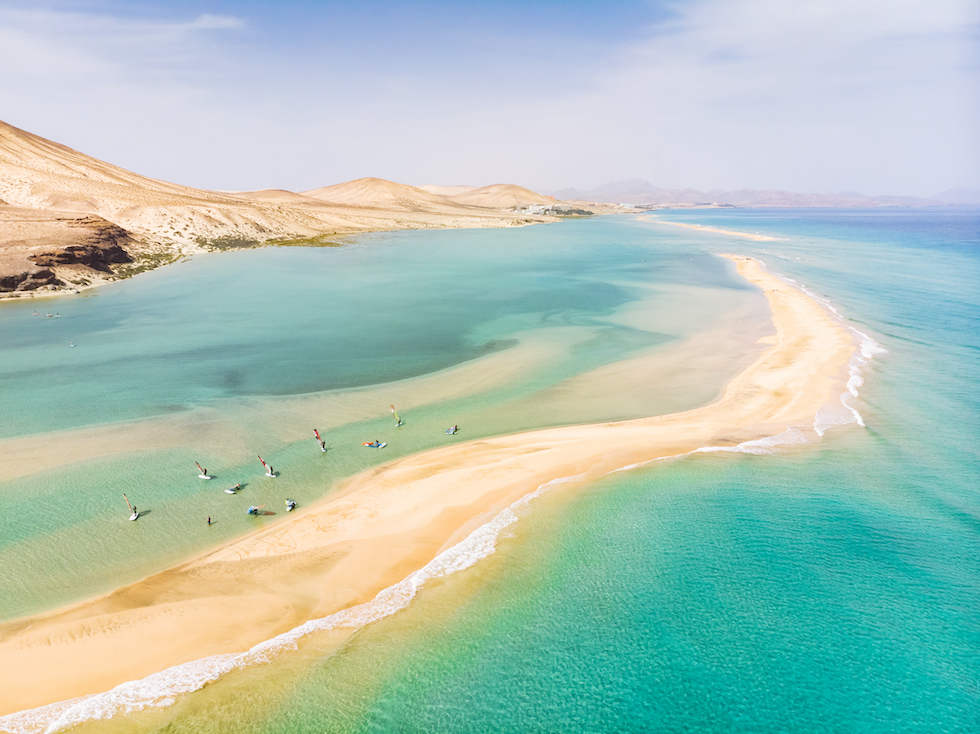 Vakre Playa Sotavento ligger på sydsiden av Fuerteventura og er mange km lang.