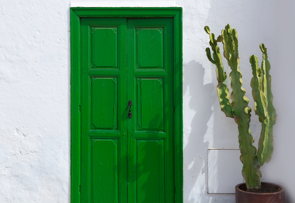 Vakkert, hvitt hus med karakteristisk grønn dør på Lanzarote
