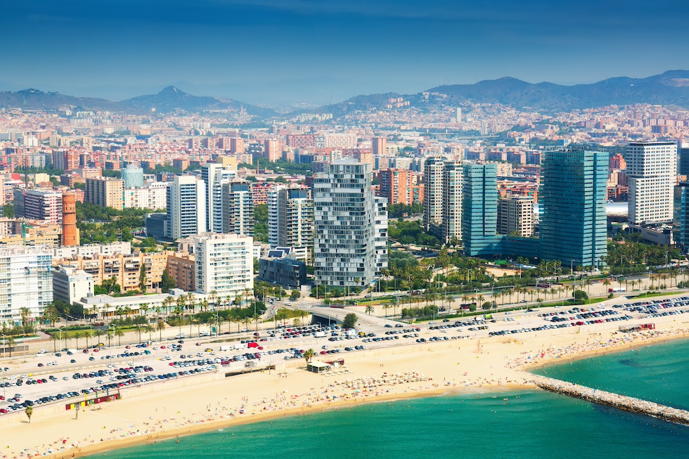 Barcelona har flotte strender midt i byen og en vakker kyst rett utenfor storbyen.