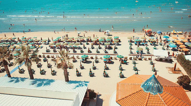 Stranden i Durrës er langgrunn og barnevennlig 