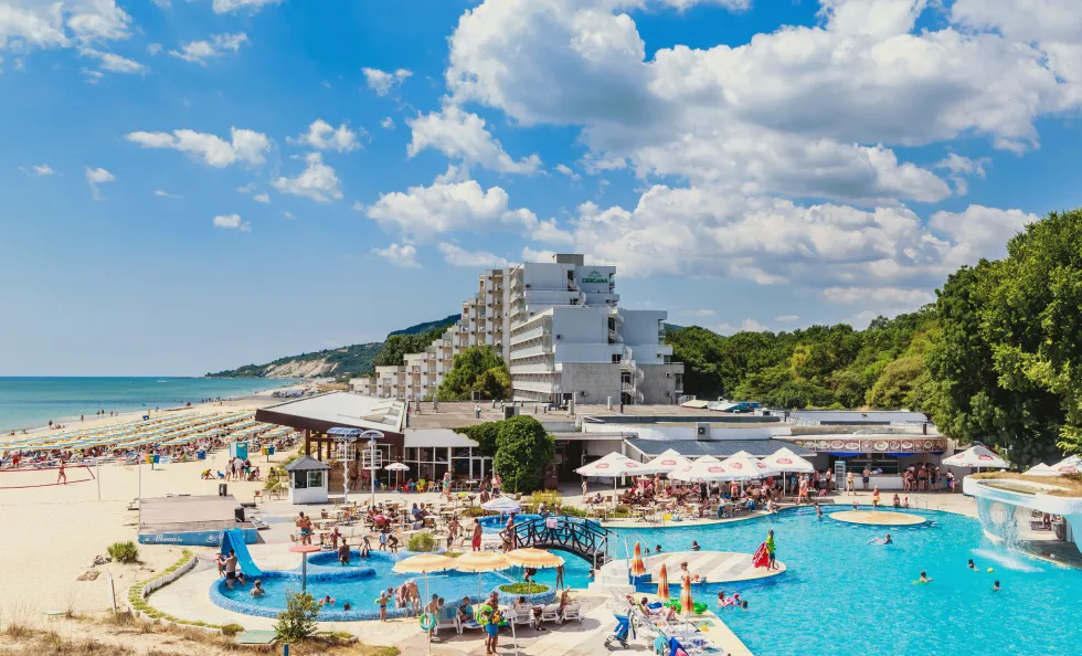 Mange hoteller ligger rett på stranden i Albena 
