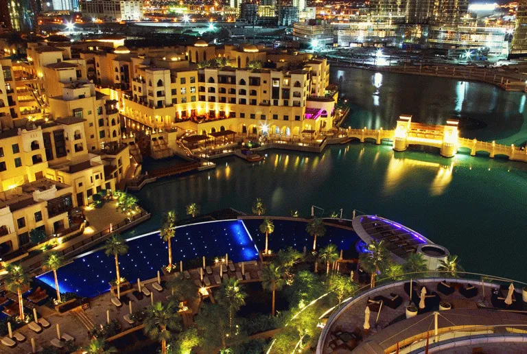 Utsikt fra The Address Hotel Dubai Mall med sitt flotte svømmebasseng 