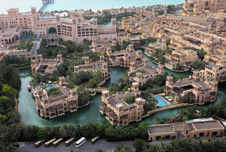 Ved Jumeirah Beach ligger enorme Madinat Jumeirah med kanaler og over 40 restauranter 