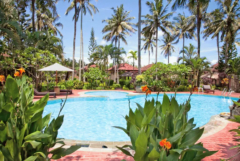 Bilde fra et svømmebasseng på en av mange hoteller på Lombok 
