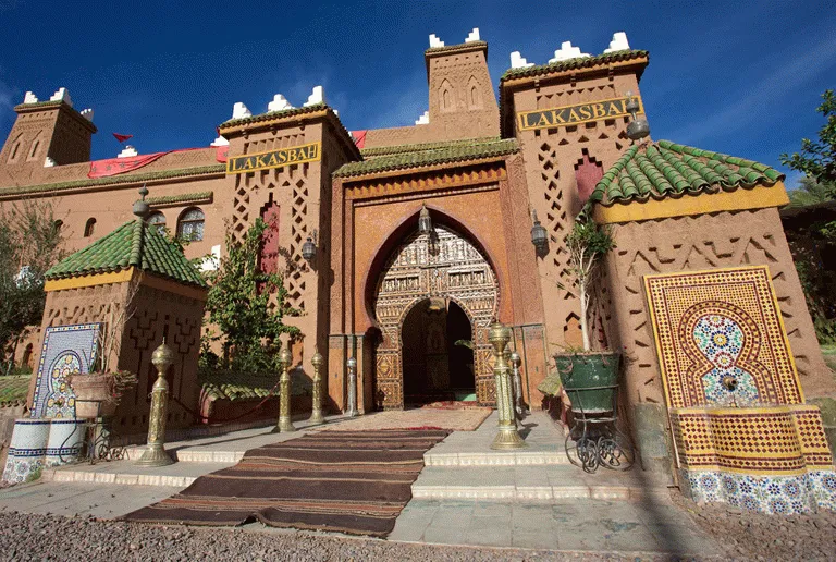 En av mange Riads i Marrakech i mosaikk og en massiv tredør 