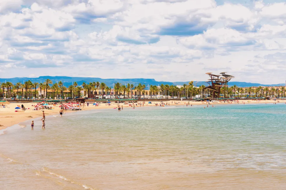La Pineda er kjent for rolig strandliv og flott vannpark 