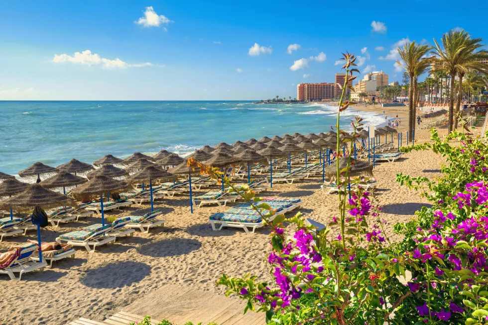Stranden i Benalmádena har en hyggelig strandpromenade med kaféer og restauranter 