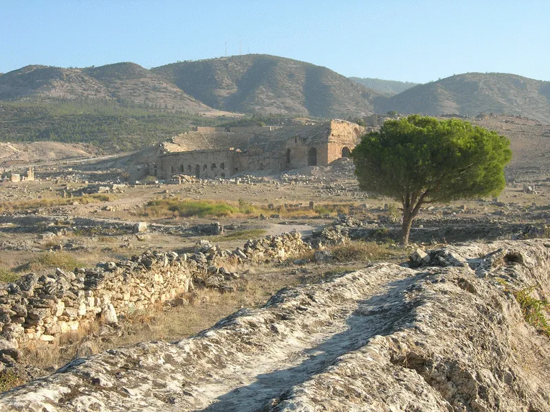 Romerne bygde byen Hierapolis på platået over terrassene 