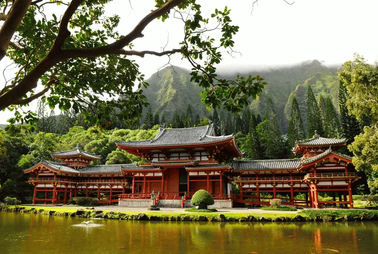 Byodo-In er et meget kjent tempel, og vel verdt et besøk. Tempelet ble bygget i 1968 og er en replika av et 900 år gammel tempel i Udo, Japan 