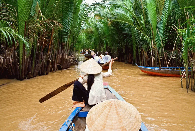 Elvebåt i Mekong deltaet er en populær turistattraksjon 