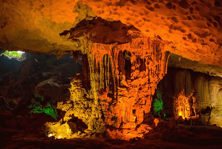 Caves of Suprises er en av de mest populære grottene i Halong Bay 